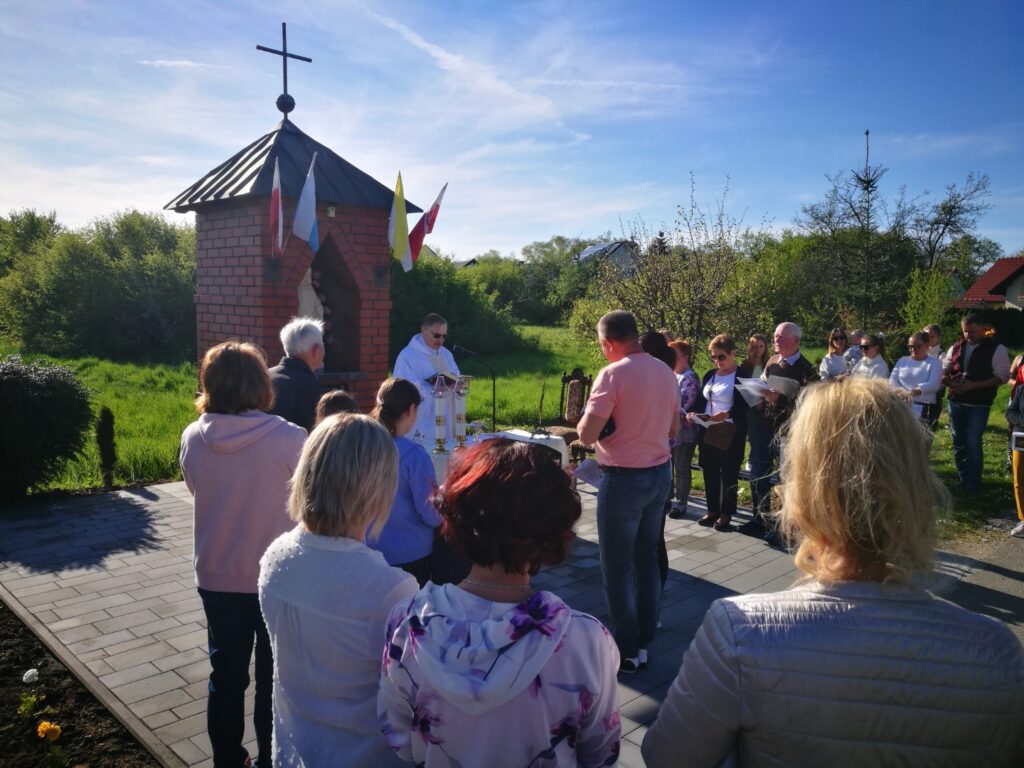 Majówka przy kapliczce przy ul. Rolniczej w Niepołomicach