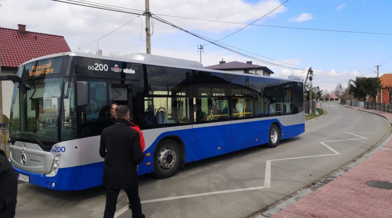 Przejazd techniczny autobusu MPK na ul. Portowej w Niepołomicach